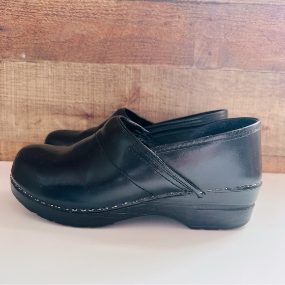 Dansko Professional Black Cabrio Clogs - Picture 4 of 8